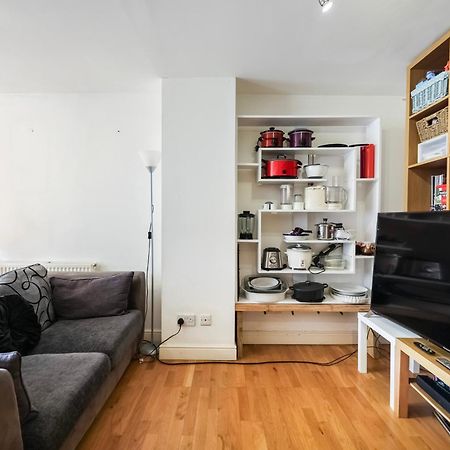 Vibrant Clapham Double Bedroom London Exterior foto